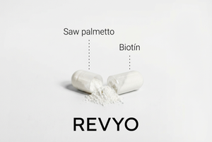 Dve otvorené kapsuly s práškom, popisky „Saw palmetto“ a „Biotín“, logo REVYO na pozadí.