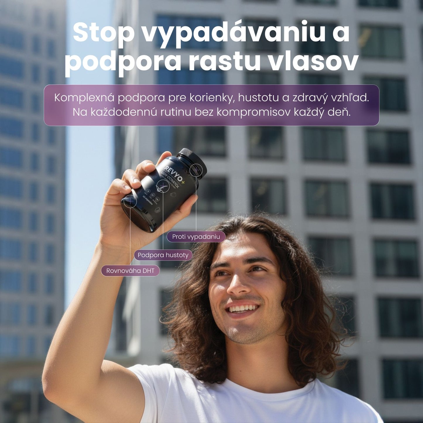 Muž drží fľašu REVYO v meste, banner s textom o podpore rastu vlasov a redukcii vypadávania.